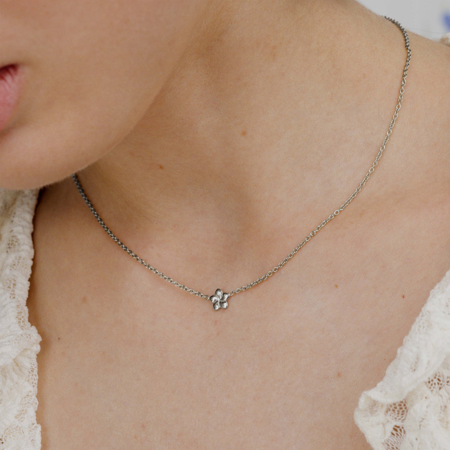 Floral Glow Choker Silver