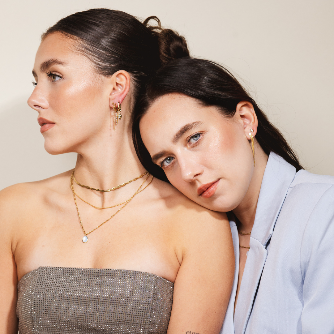 Oval Pendant Necklace Gold