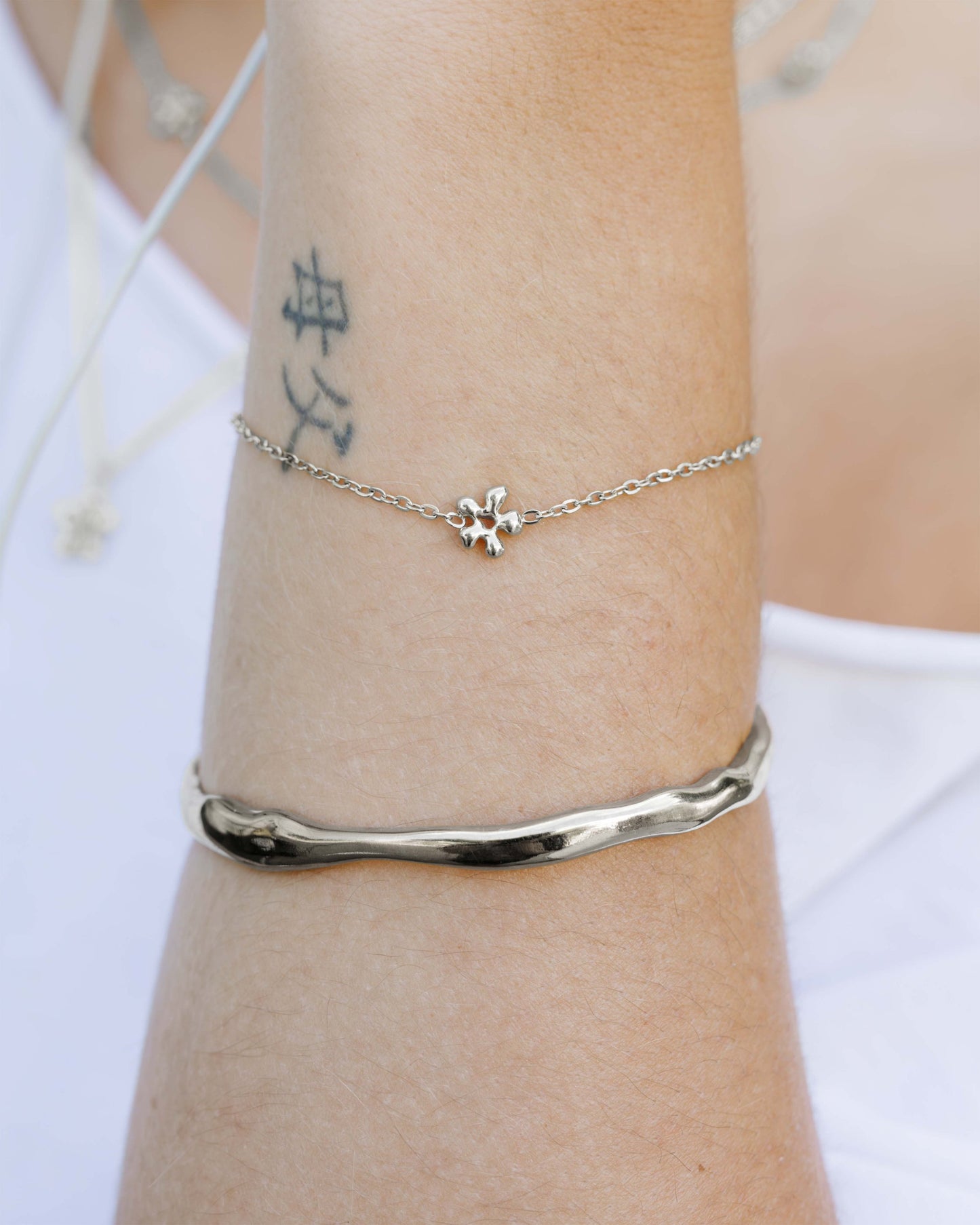 [[Color:Silver,shopthelook]]