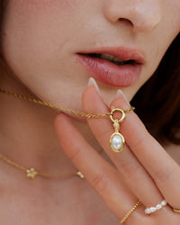 [[Color:gold,shopthelook]]