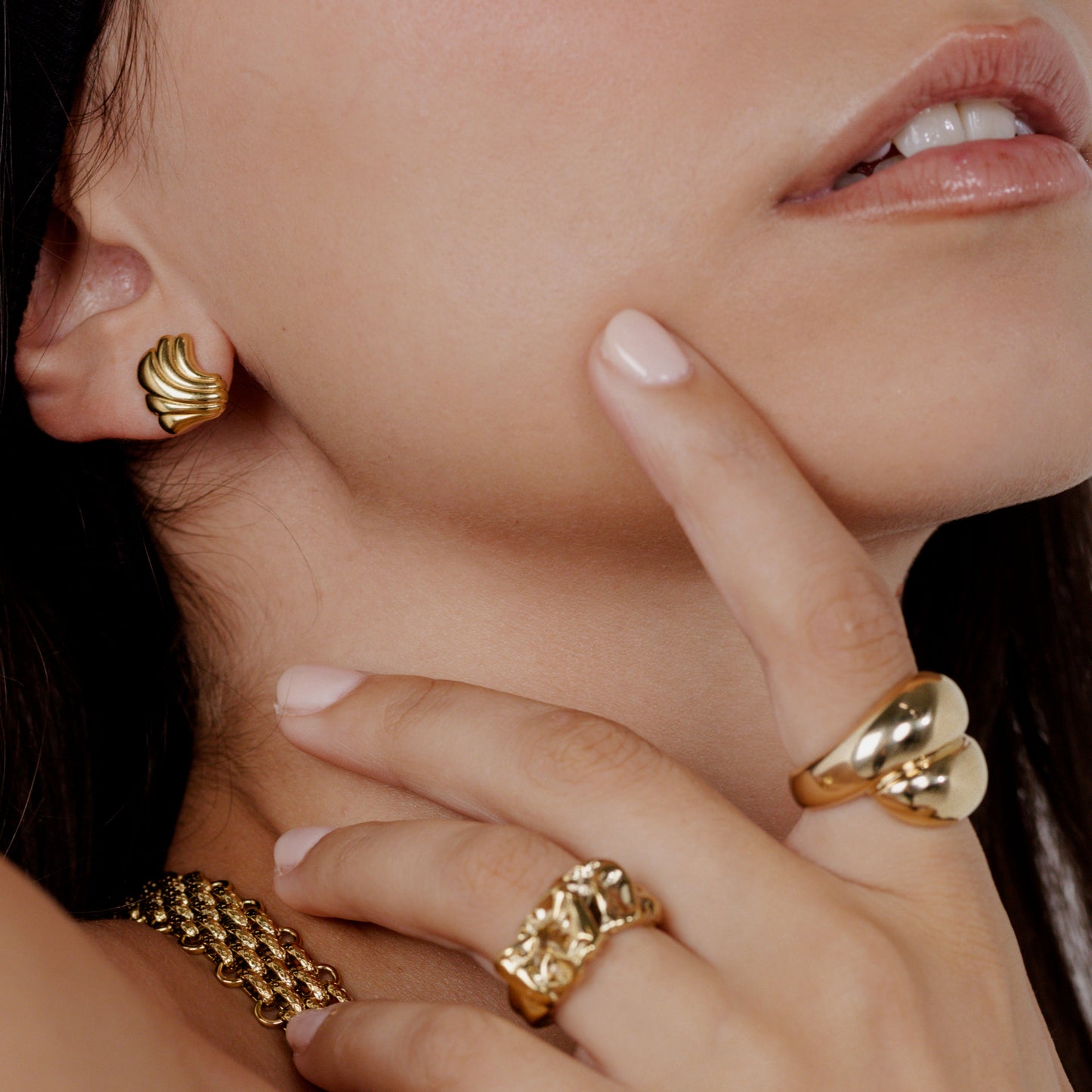 Simple Wave Studs Gold