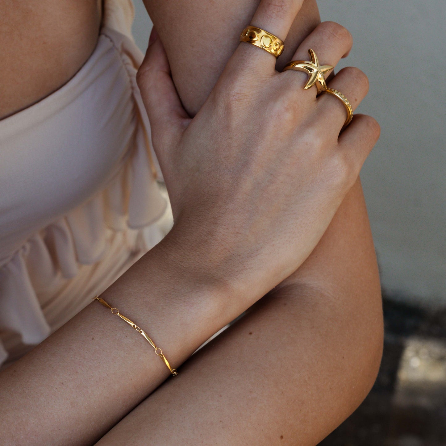Curved Links Bracelet Gold