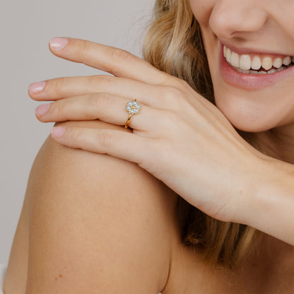 Forever Blue Daisy Ring Gold