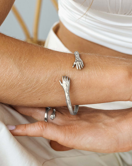 Love Lisa Hug Bangle Silver