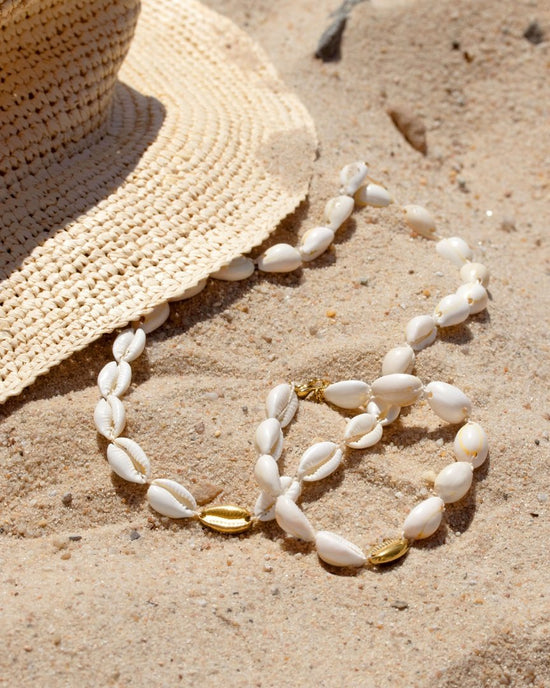 One in a Shell Choker Gold