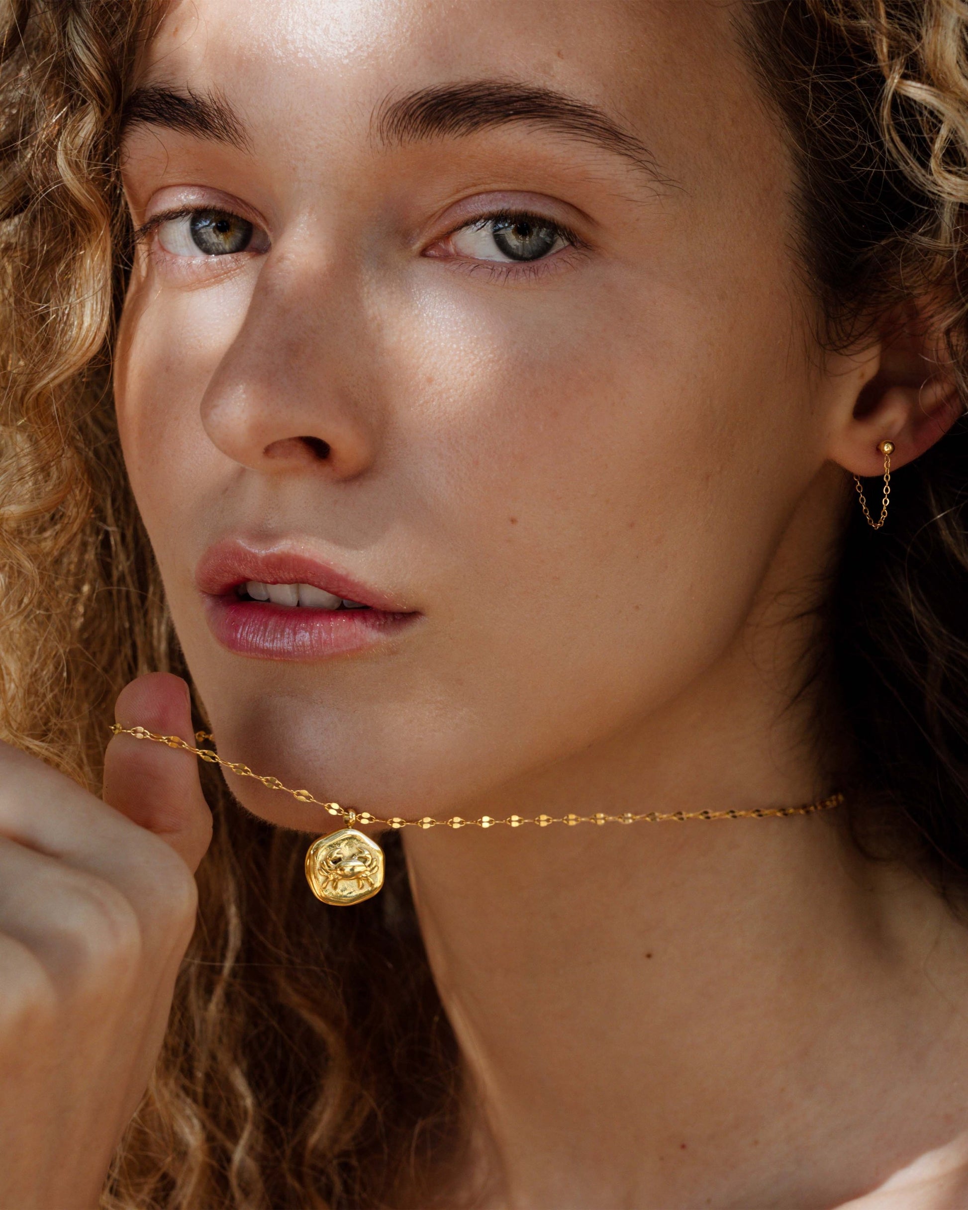 Crab Chaser Necklace gold