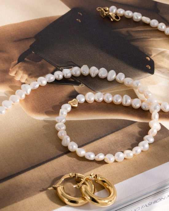 Retro Love Pearl Necklace Gold