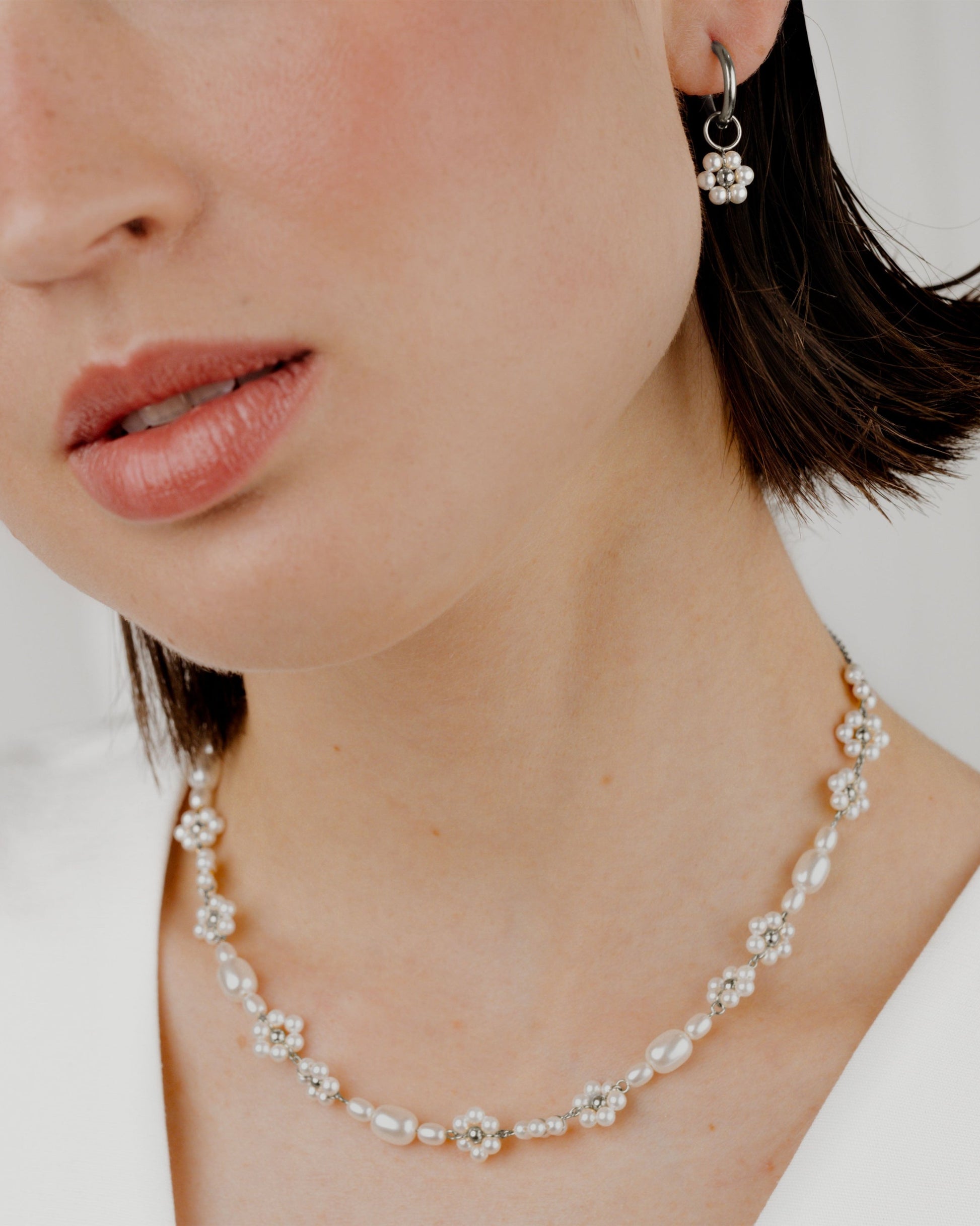 Flowery Pearls Choker Silver