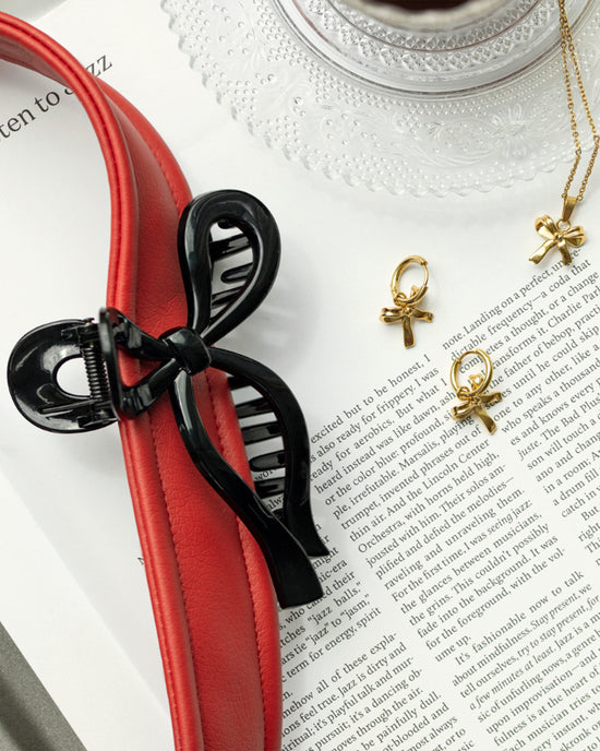 Pretty Ribbon Necklace Gold