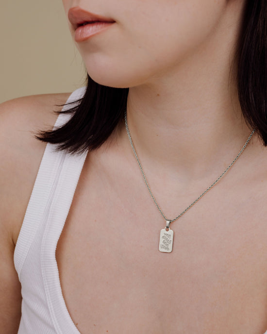Hot girls are loud Necklace Silver