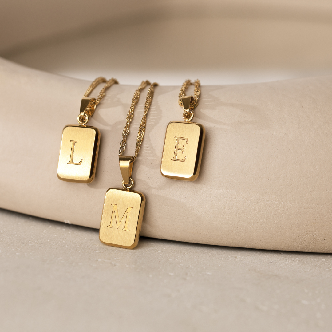 Letter Necklace E Gold