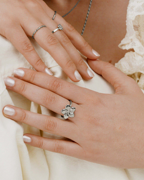 Floral Glow Ring Silver