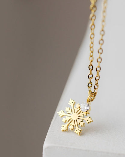 Sparkling Snowflake Necklace gold