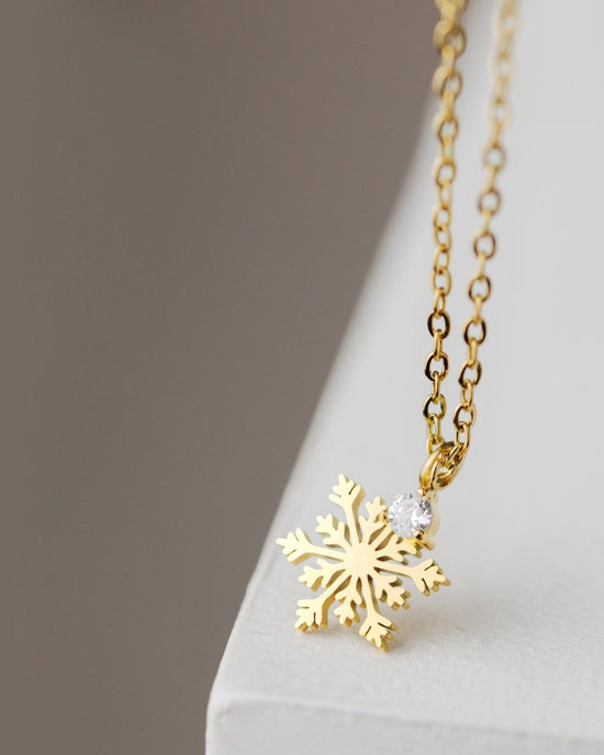 Sparkling Snowflake Necklace gold