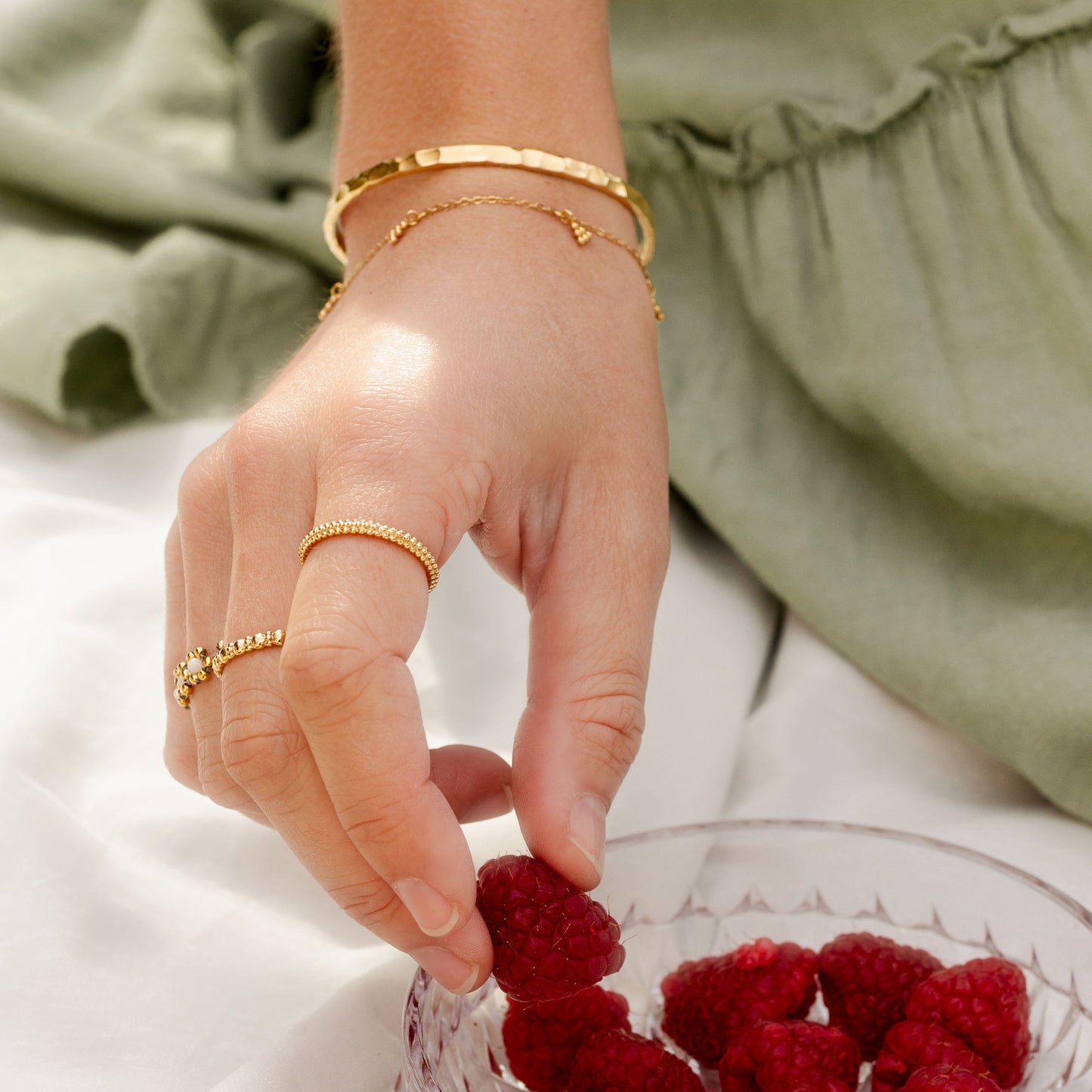 [[Color:Gold,shopthelook]]