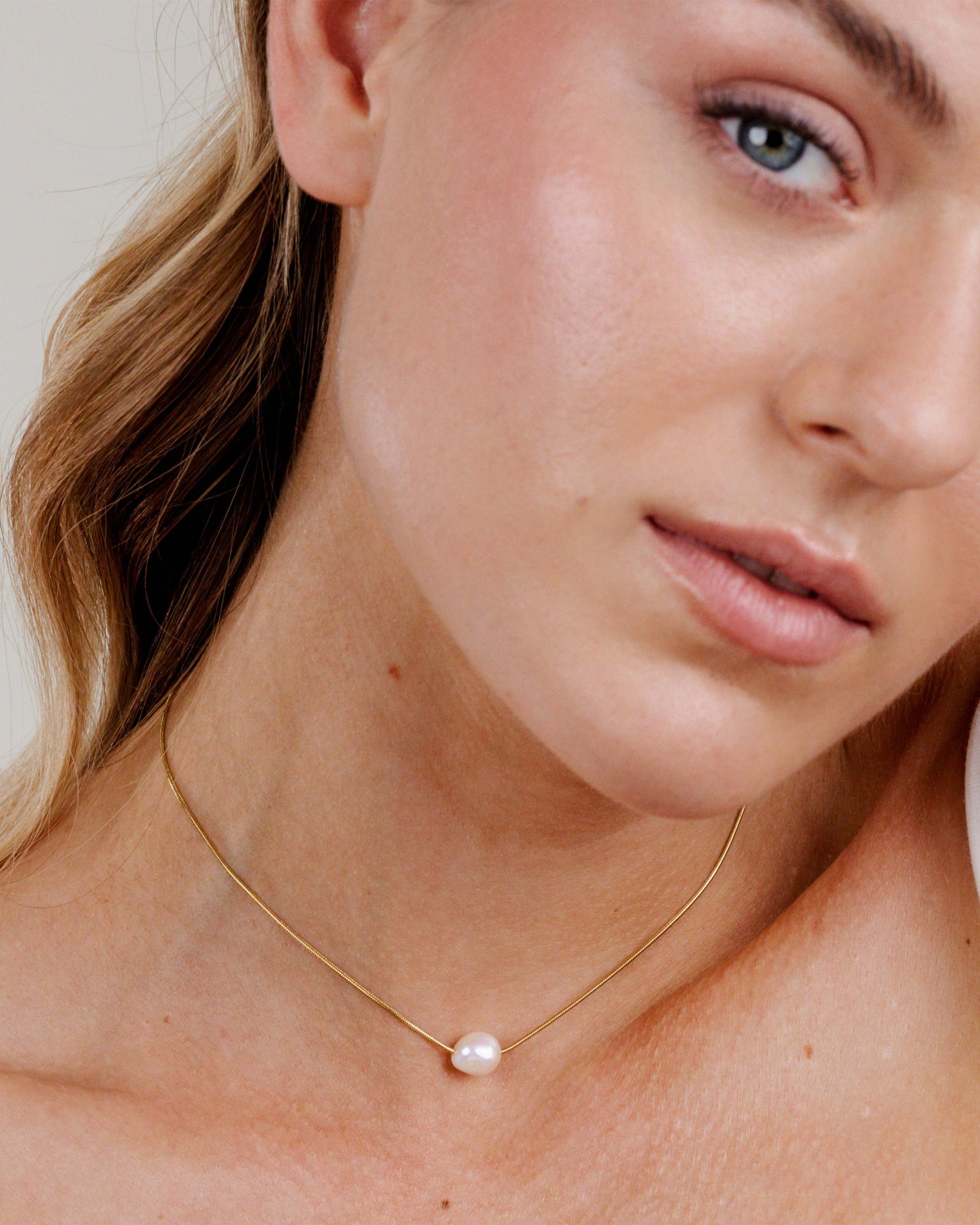 Minimalist Pearl Choker Gold