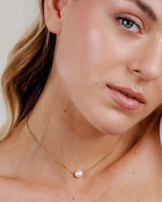Minimalist Pearl Choker Gold