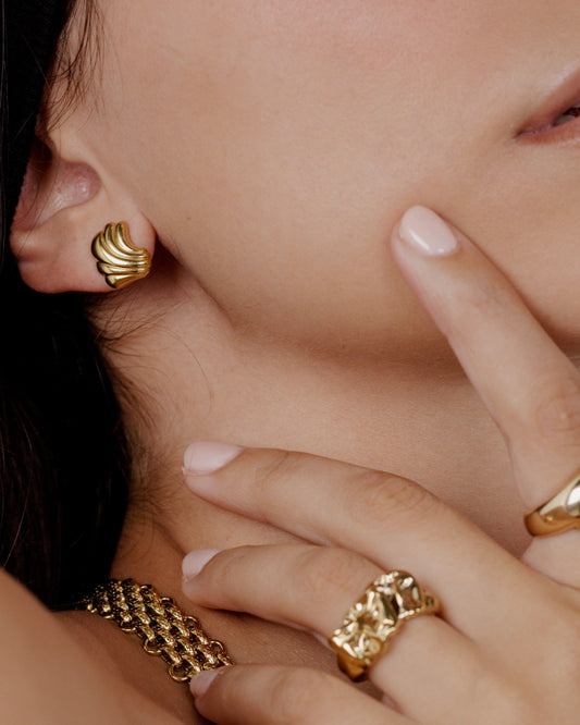 Simple Wave Studs Gold