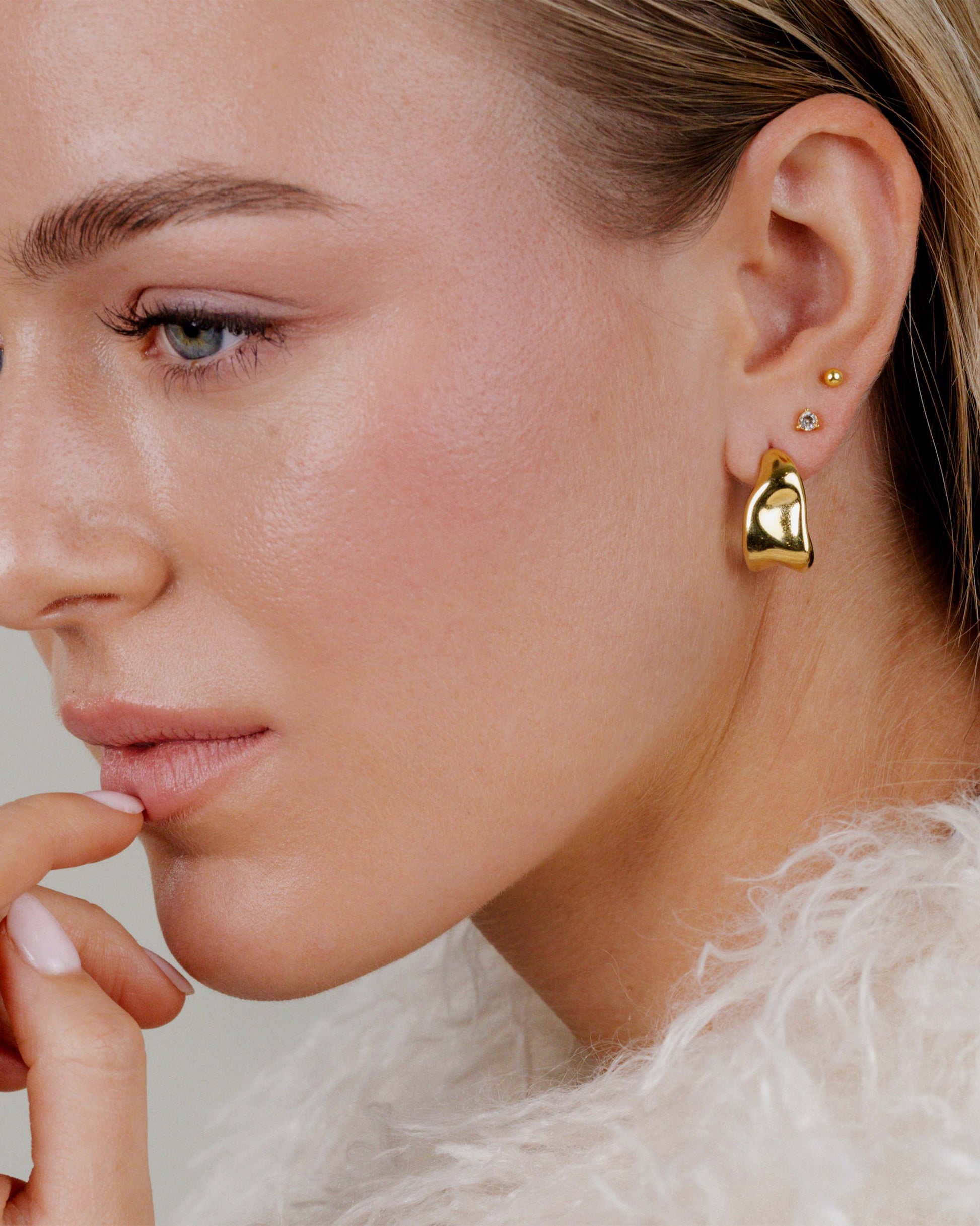 Delicate Bead Studs gold