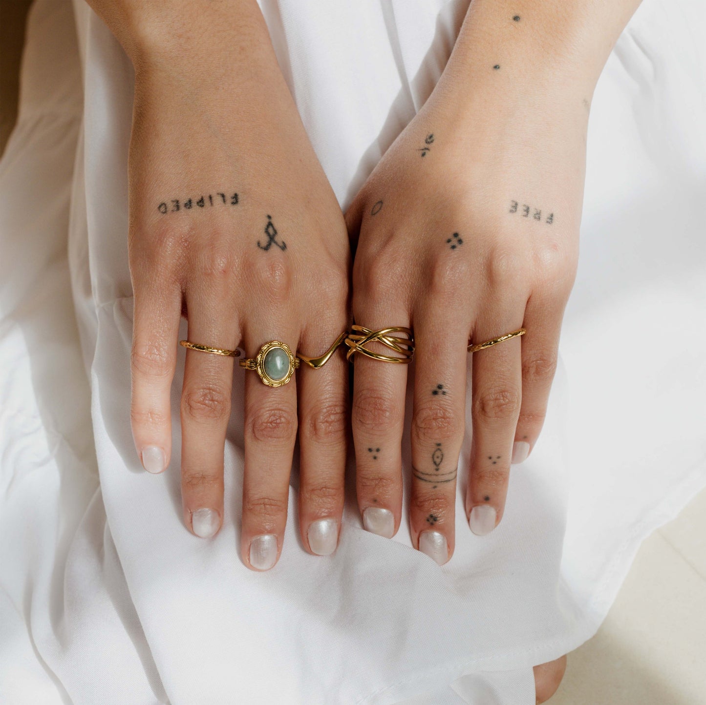 [[Color:Gold,shopthelook]]