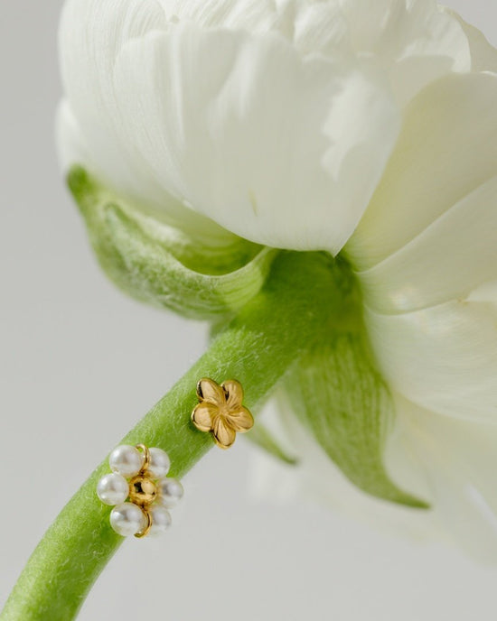 Floral Glow Studs gold