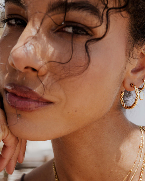 Squeeze it Medium Hoop Studs gold