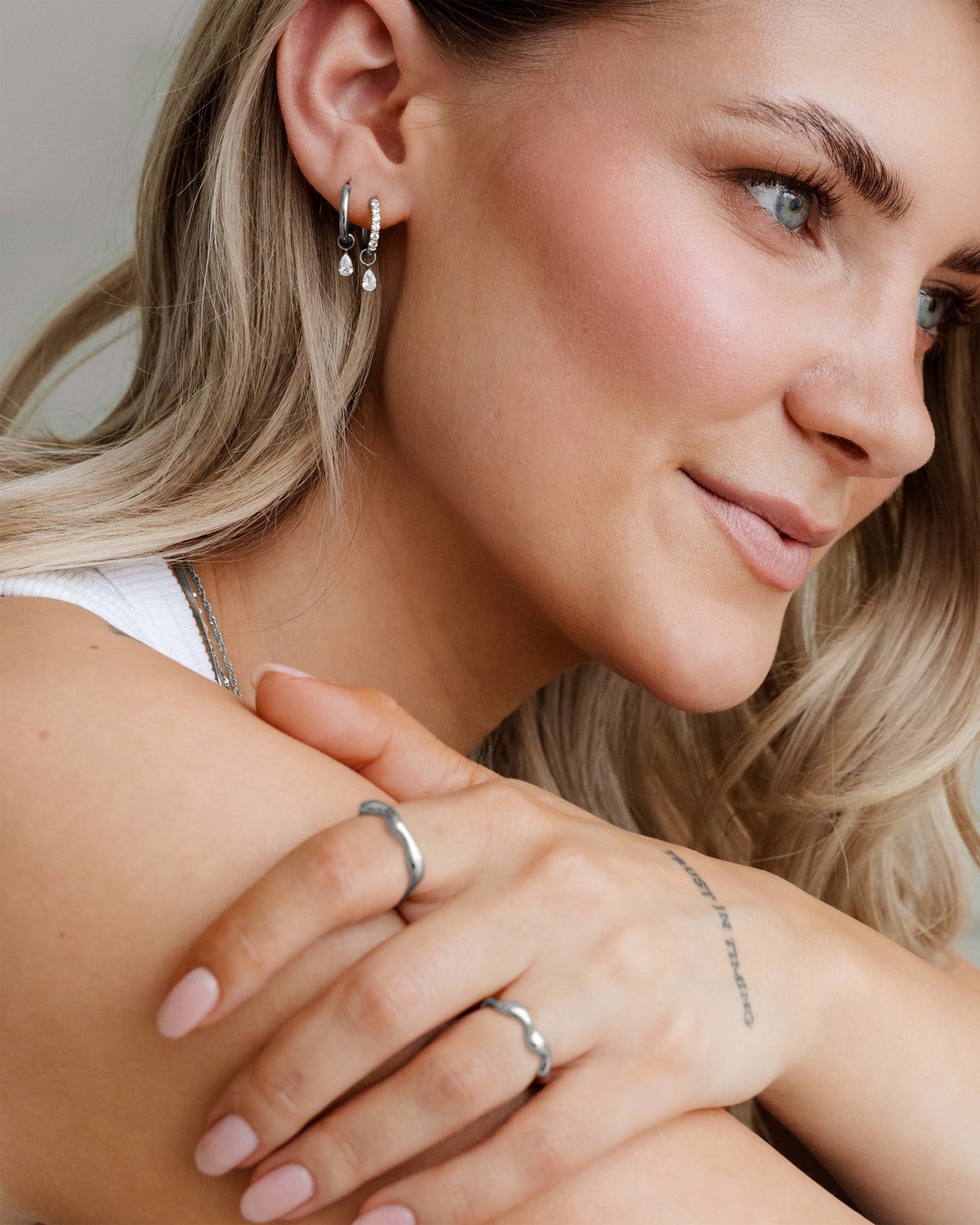 [[Color:Silver,shopthelook]]