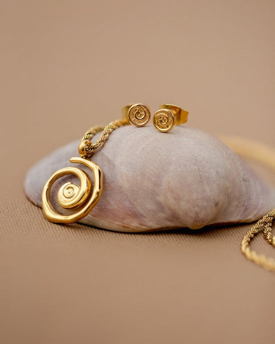 Sweet Swirl Studs Gold